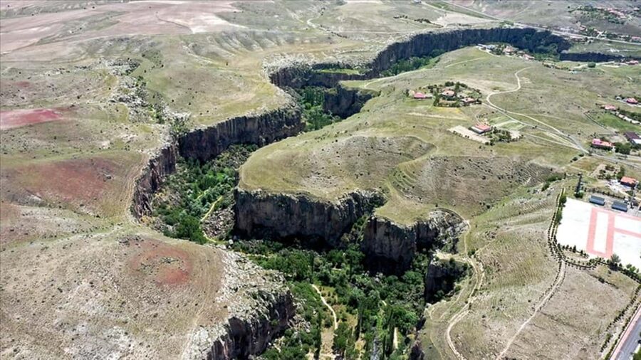 Cappadocia: Derinkuyu, Ihlara Valley & Pigeon Valley Tour - Derinkuyu Underground City, What You Really Walk Into