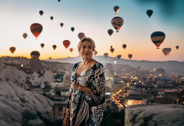 Cappadocia: Private Photoshoot Sunrise Balloon with Transfer - How the photographer keeps things comfortable (and not stiff)