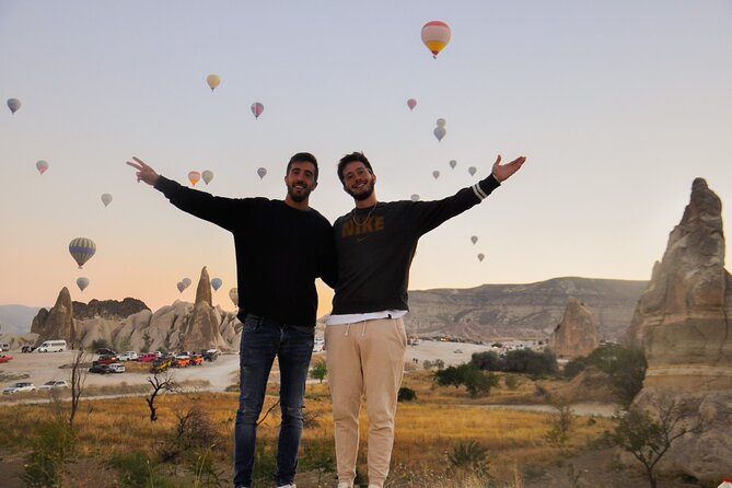Cappadocia Sunrise Hot Air Balloon Watching Tour With Audio Guide - Göreme Viewpoint: The Wide-Angle Finale