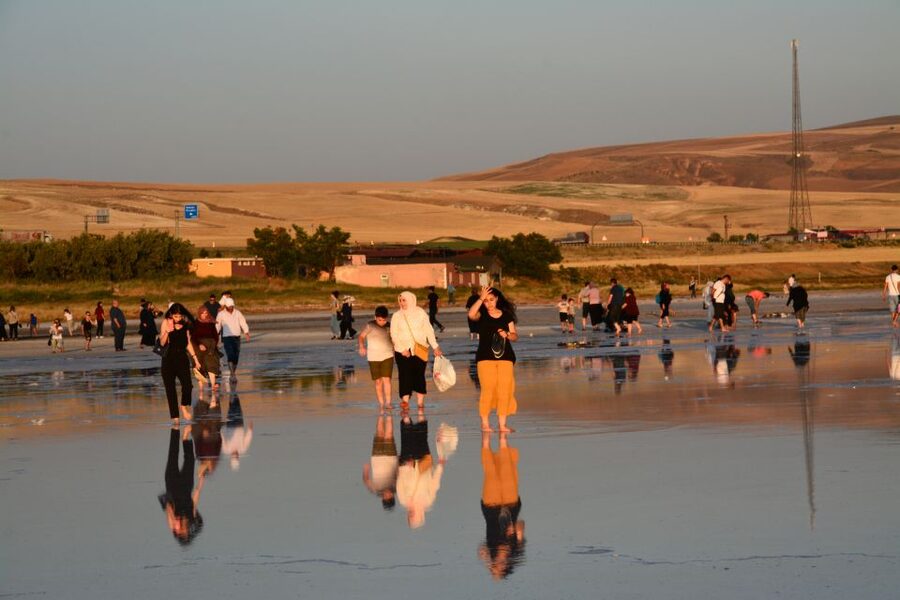From Göreme: Salt Lake Tour at Sunset - Shore time at Tuz Gölü: Salt rocks, color, and a possible swim