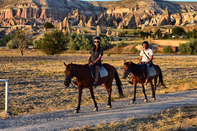 Horse Back Riding Tour - Color Valley at sunset light: the photo stop that gives the ride its mood