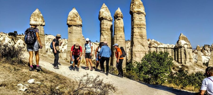 LET'S GO HİKİNG TO DİSCOVER CAPPADOCİA.. - Cave life in the middle of the hike: beds and church walls