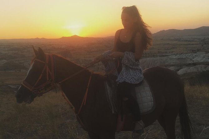 Sunset Horsebackriding-Tour through the Valleys of Cappadocia - Rose Valley at a slow pace: settle in and look up